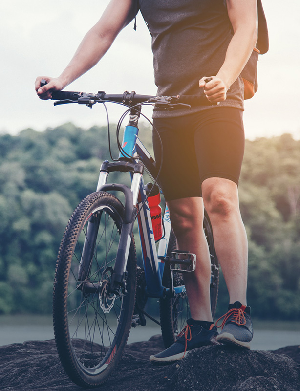 Dominiq - prenájom cyklo vlekov - muž s horským bicyklom